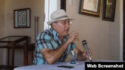 El historiador manzanillero Delio Orozco, en una de sus charlas en instituciones locales. 