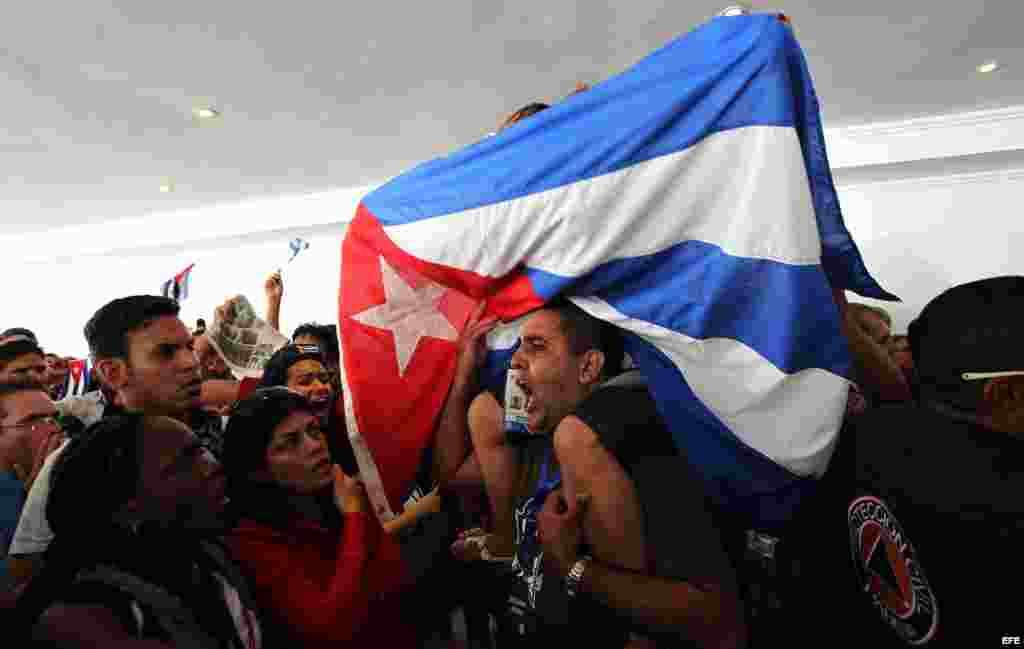 Integrantes de la delegación oficialista cubana repudiaron la presencia de opositores cubanos y venezolanos.