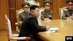 El gobernante norcoreano Kim Jong Un preside una reunión de emergencia con sus generales.