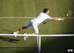 El tenista británico Andy Murray devuelve la bola durante el partido de cuartos de final del torneo de Wimbledon que disputó contra el español Fernando Verdasco.