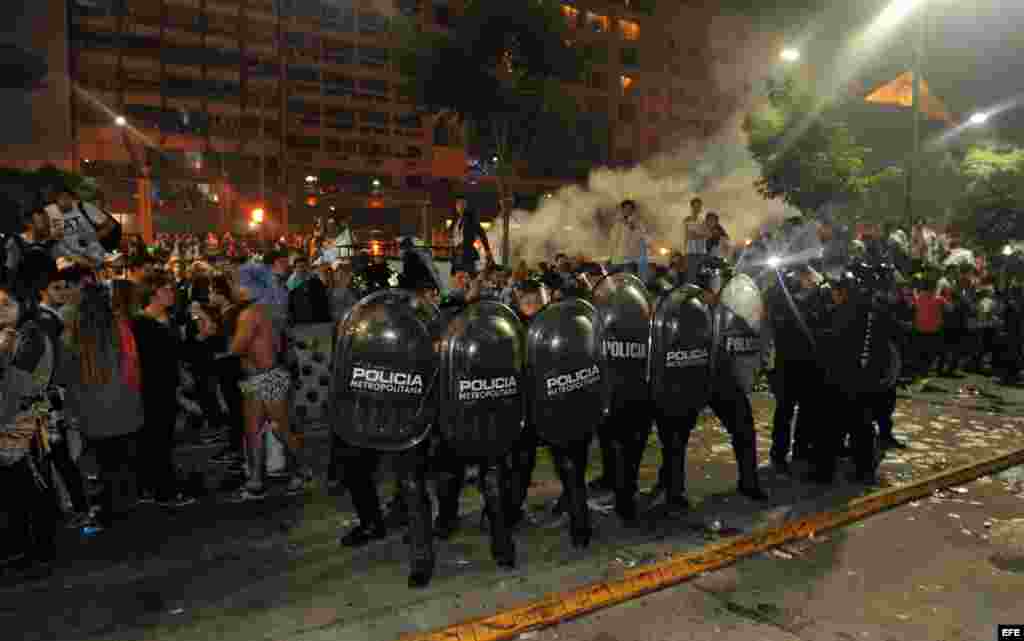 Policias y barrabravas en Buenos Aires tras final del Mundial Brasil 2014.