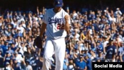 "Yessss!": Clayton Kershaw, de los Dodgers de Los Angeles, satisfecho por una buena labor. 