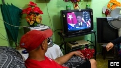 Cubanos ven el discurso de Obama, trasmitido en vivo por la televisión nacional. EFE