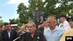 El presidente de la Brigada 2506, Felix Rodríguez (c), habla durante la conmemoración en Miami, Florida (EEUU), del 50 aniversario de la operación en Bahía Cochinos. 