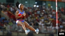 Yarisley Silva compite en la prueba de salto con pértiga femenino en los mundiales de atletismo que se celebran en el Estadio Nacional en Pekín (China).