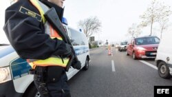 Policías fronterizos franceses revisan vehículos en la frontera entre Francia y Alemania luego de los ataques terroristas del viernes en París.