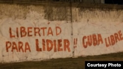 Cartel en Montevideo, Uruguay, pidiendo la libertad para Lidier Hernández Sotolongo (cortesía: Asamblea de la Resistencia Cubana)