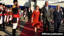 El gobernante Miguel Díaz-Canel y su esposa Lis Cuesta al llegar a Buenos Aires, en una foto publicada por el sitio oficial de la Presidencia de Cuba.