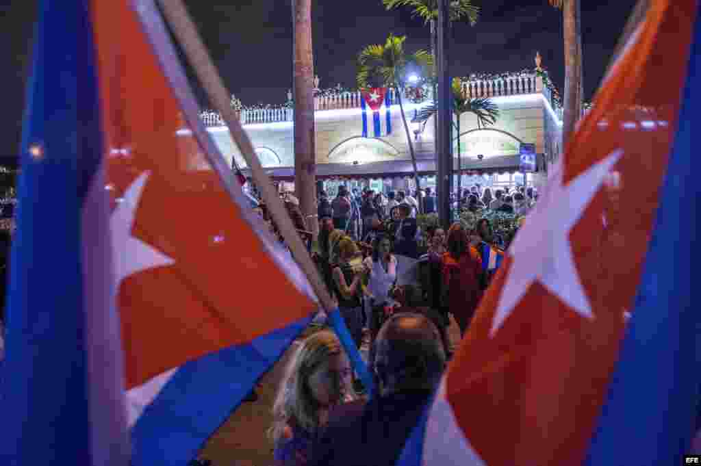 Decenas de cubanos se congregaron con banderas de su país y de Estados Unidos en el café Versailles de Miami para celebrar la muerte de Fidel Castro.