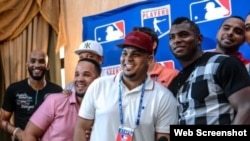 Alexei Ramírez, José Abreu, Bryan Peña y Yasiel Puig (i-d), quienes integran la delegación de MLB que visitó Cuba en diciembre.