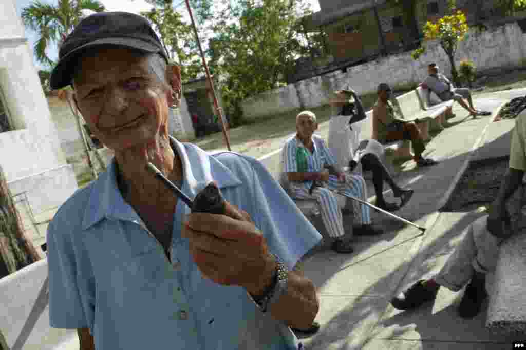 Un grupo de ancianos en un asilo en Holguín. Foto Archivo. La dinámica demográfica para reponer una población joven requiere que los de 0 a 15 años sean el doble del grupo de 60 y más.
