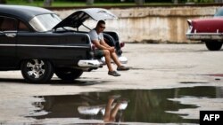 La mayoría de los taxistas privados o boteros trabajan en carros americanos de los años cincuenta y viejos autos de fabricación soviética. (Yamil Lage/AFP/ Archivo)