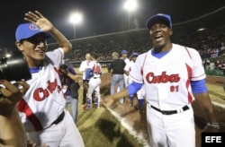Cionel Félix Pérez (i) y Raciel Sánchez celebran el triunfo de la novena cubana sobre Nicaragua.