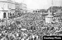 20 de mayo de 1902: Numerosos cubanos esperan en la Plaza de Armas para ver ondear su bandera.