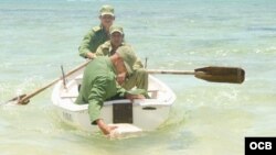 Soldados cubanos recojen drogas en zonas costeras. 