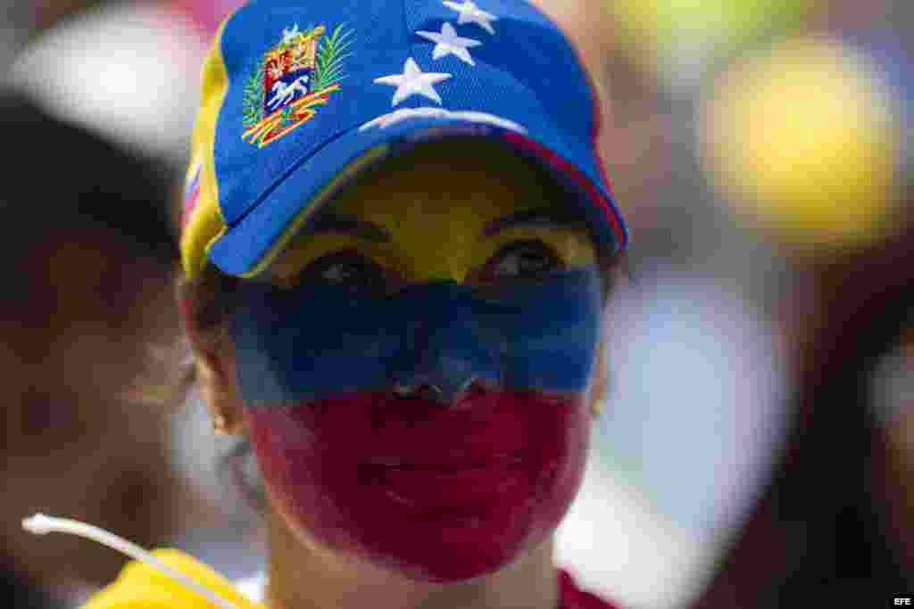 Una mujer participa en una manifestación de mujeres en el suroeste de Caracas