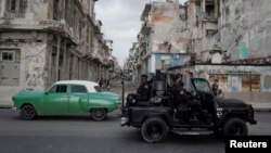 Un vehículo de las fuerzas especiales patrulla las calles de La Habana. REUTERS/Alexandre Meneghini