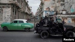 Un vehículo de las fuerzas especiales patrulla las calles de La Habana, el 13 de julio de 2021. (REUTERS/Alexandre Meneghini).