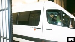 Una furgoneta con el expresidente de la Generalitat Carles Puigdemont y sus cuatro exconsejeros abandona esta noche la sede de la Fiscalía de Bruselas.