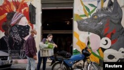 Diana Figueroa compra víveres para su restaurante privado en La Habana el 25 de septiembre de 2020. (REUTERS/Alexandre Meneghini).