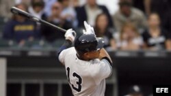 El tercera base de los Yankees Alex Rodríguez batea un sencillo el lunes 5 de agosto de 2013, al inicio del juego contra los Medias Blancas de Chicago en el U.S. Cellular Field en Chicago, Illinois.
