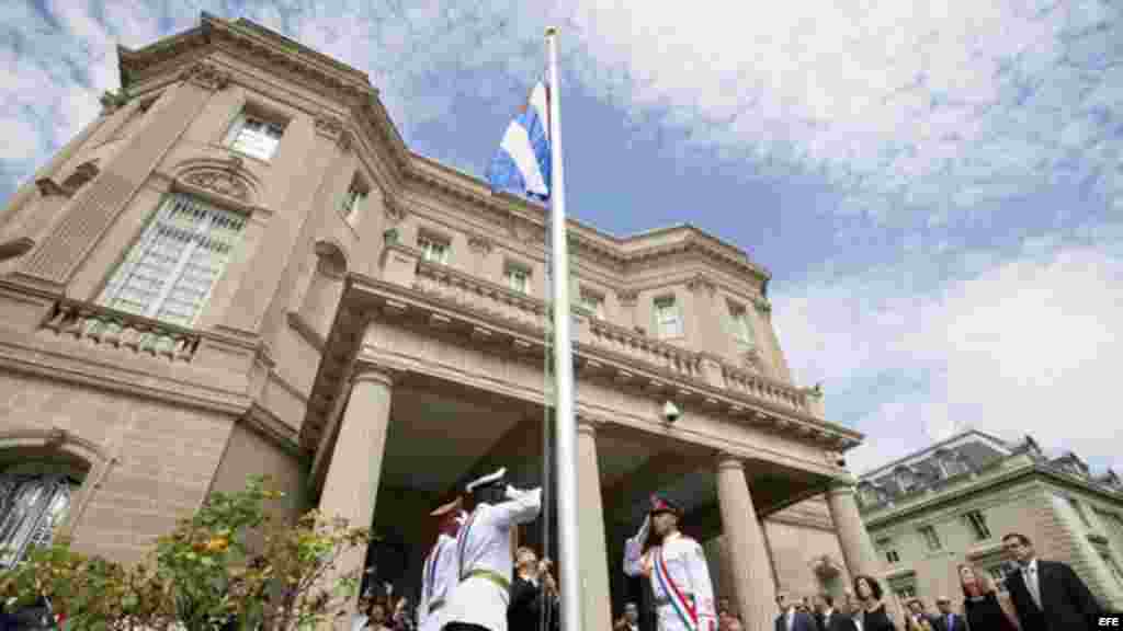 La bandera de Cuba se izó en Washington, el 20 de julio de 2015 en la ceremonia de apertura de la embajada cubana.