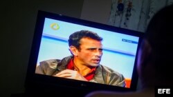 Un hombre observa la transmisión de una entrevista con el canal privado Globovisión a Henrique Capriles. 