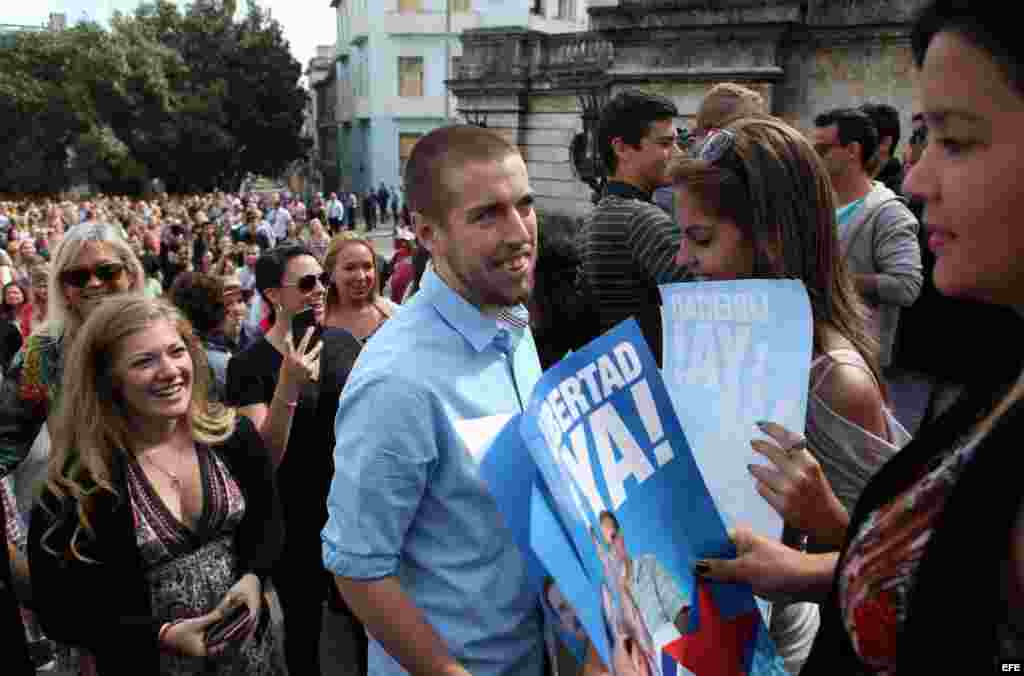 Los estudiantes estadounidenses reciben en la Universidad de La Habana folletos a favor de la liberación de 3 espías cubanos detenidos en EE UU.