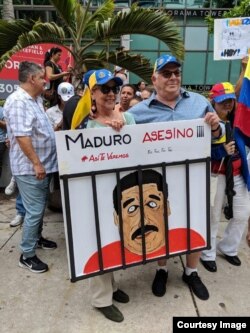 "Maduro Asesino" uno de los carteles de los manifestantes el 20 de mayo en Miami.