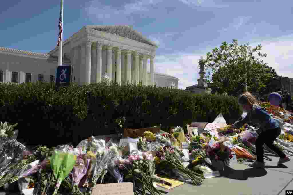 Flores ante la Corte Suprema tras la muerte de la jueza Ruth Ginsburg.