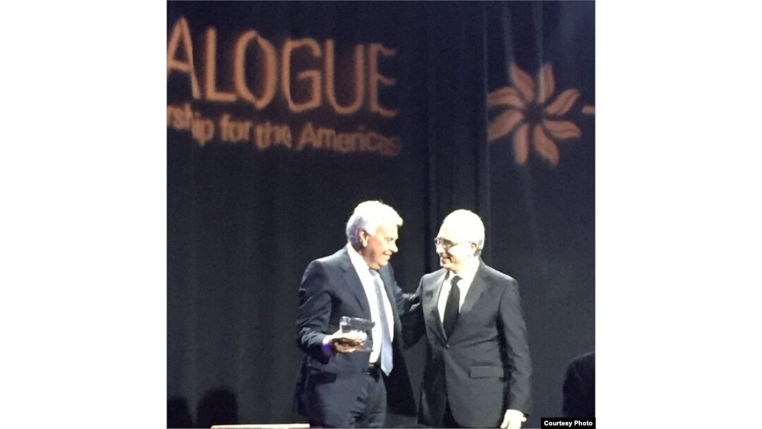 Premiación a Felipe González en Diálogo Interamericano.
