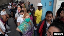 Una cola para comprar alimentos en Cuba. REUTERS/Alexandre Meneghini