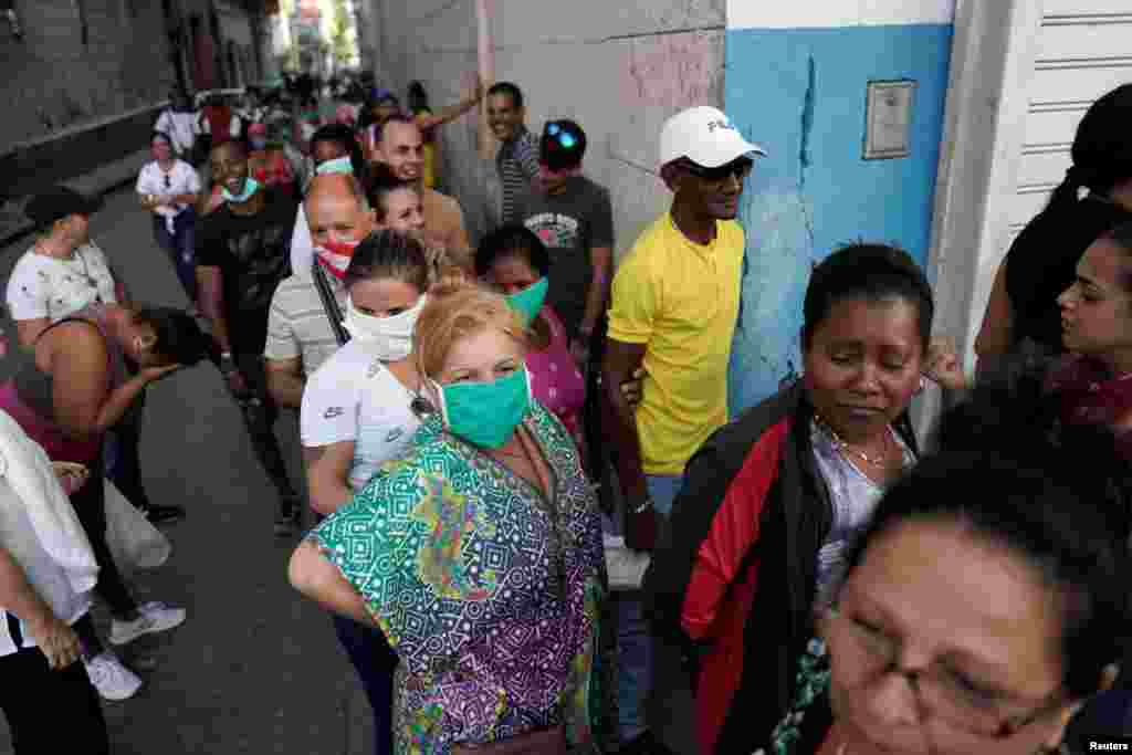 Una cola para comprar alimentos en Cuba. REUTERS/Alexandre Meneghini