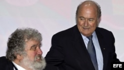 Fotografía de archivo fechada el 27 de junio de 2005 que muestra al ahora expresidente de la FIFA Joseph Blatter junto con el ex secretario general de la Confederación Norte, Centroamérica y el Caribe de Fútbol (Concacaf), Charles Gordon Blazer (d-i).