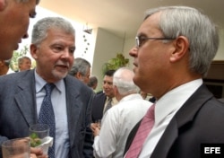 Archivo 2005 Dino Sinigallia (izda), embajador No Residente de la Delegación de la Comisión Europea conversa con James Cason (d), Jefe de la Sección de Intereses de EEUU en Cuba, durante una recepción.