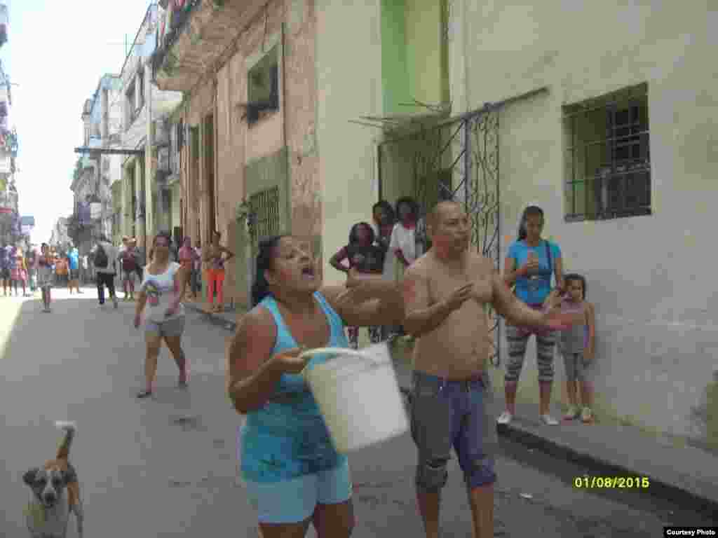 Integrante de Brigadas de Respuesta Rápida lanza líquidos y ofende a Damas de Blanco.