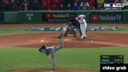 Con bases llenas J.D. Martínez conecta sencillo al jardín derecho en el quinto inning del juego 2 de la Serie Mundial, para poner arriba a Boston 4-2 frente a los Dodgers.