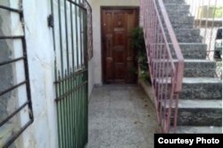 Casa de Santa Fe donde Angel Ricardo Barthelemy, buscado en EEUU por robo de USD 180.000 en "nickels" abrió la puerta a reporteros de Cubanet.