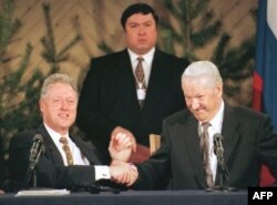 Bill Clinton y Boris Yeltsin en Helsinki, Finlandia durante la Cumbre (1997)