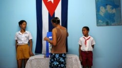 Amado Gil, junto a los periodistas Yoandy Casteñeda, de Radio Televisión Martí, y Luz Escobar, de 14ymedio en La Habana, analizan las últimas noticias de Cuba, entre ellas, el proyecto de ley electoral