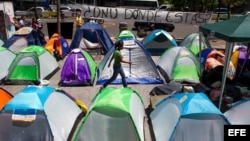 Centenares de jóvenes protestan acampando frente a las oficinas de la Organización de las Naciones Unidas (ONU), en Caracas, Venezuela. Foto del viernes 28 de marzo de 2014.