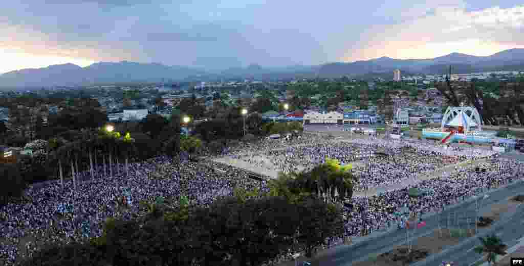 Miles asisten a la misa que ofreci&oacute; Benedicto XVI en la Plaza de la Revoluci&oacute;n Antonio Maceo, el lunes 26 de marzo de 2012, en de Santiago de Cuba.