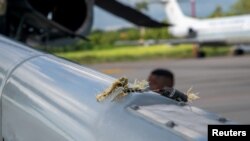 El helicóptero en el que viajaba el presidente Duque evidencia impactos de bala en su fuselaje. (Presidencia de Colombia/Handout via REUTERS)