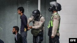 Agentes de la Policía Nacional Bolivariana detienen a manifestantes durante una marcha hacia la sede del Poder Electoral hoy, jueves 29 de junio de 2017, en Caracas (Venezuela). Diputados de la oposición venezolana denunciaron hoy que las fuerzas del orde