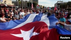 Un grupo de cubanos de varias generaciones en Miami. REUTERS/Javier Galeano