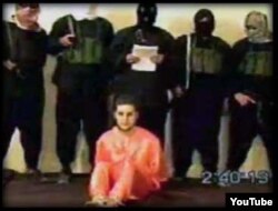NIck Berg, en mono anaranjado, delante de miembros de Al Qaida. Su verdugo, Al-Zarqawi, fue ajusticiado.