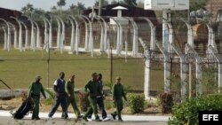 HAB06. LA HABANA (CUBA) 09/04/2013.- Varios militares custodian a dos reclusos en la prisión Combinado del Este, en La Habana (Cuba) hoy, martes 9 de abril de 2013, durante una visita realizada por la prensa nacional y extranjera acreditada en la isla. EF
