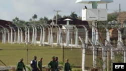Varios militares custodian a dos reclusos en la prisión Combinado del Este, en La Habana, durante una visita realizada por la prensa nacional y extranjera acreditada en la isla (9 de abril, 2013).