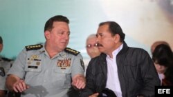 El presidente de Nicaragua, Daniel Ortega (d), habla con el jefe del Ejército, general Julio César Avilés (i), el martes 31 de julio de 2012, durante la celebración del 33 aniversario de la fundación de la Fuerza Aérea de Nicaragua, en Managua (Nicaragu