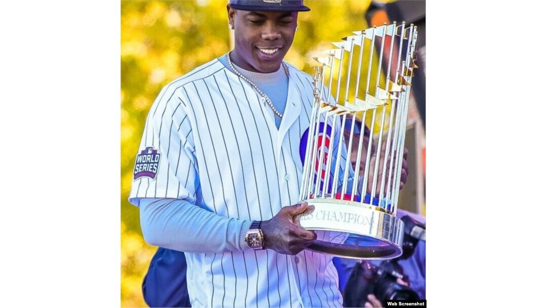 Aroldis Chapman sostiene el trofeo ganado por los Chicago Cubs.